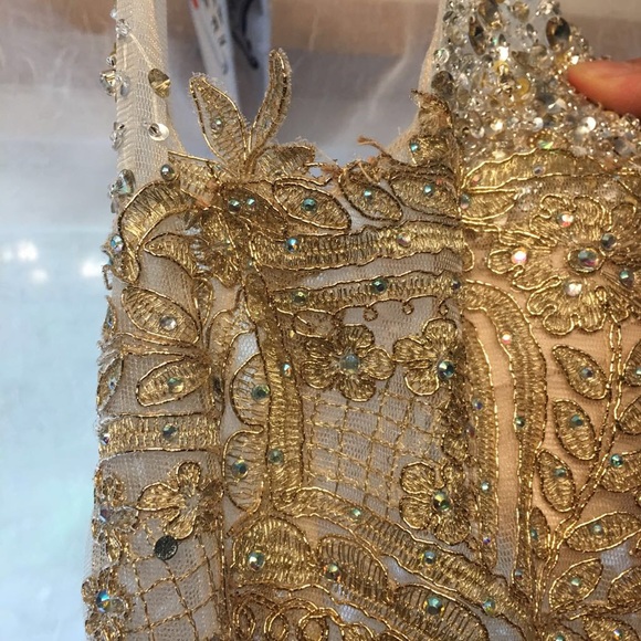 Gorgeous peach sleeveless beaded gown - Picture 2 of 8